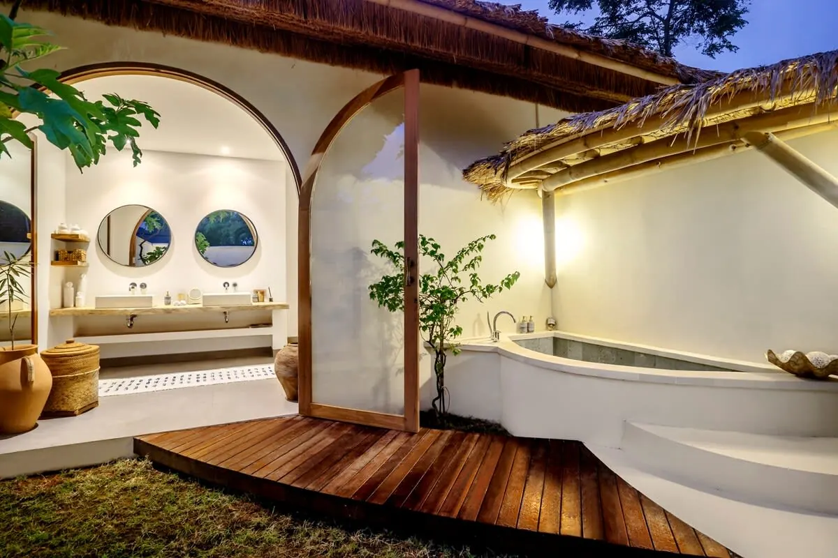 6 BR Thatched Courtyard Villa Ubud — 6BR Villa Rental in Ubud — image 3