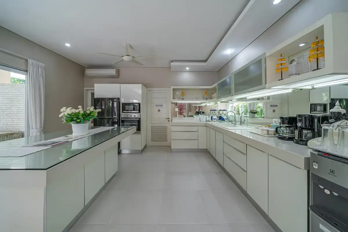 5 BR Walk-to-Beach Family Villa Canggu — 5BR Villa Rental in Canggu — image 16