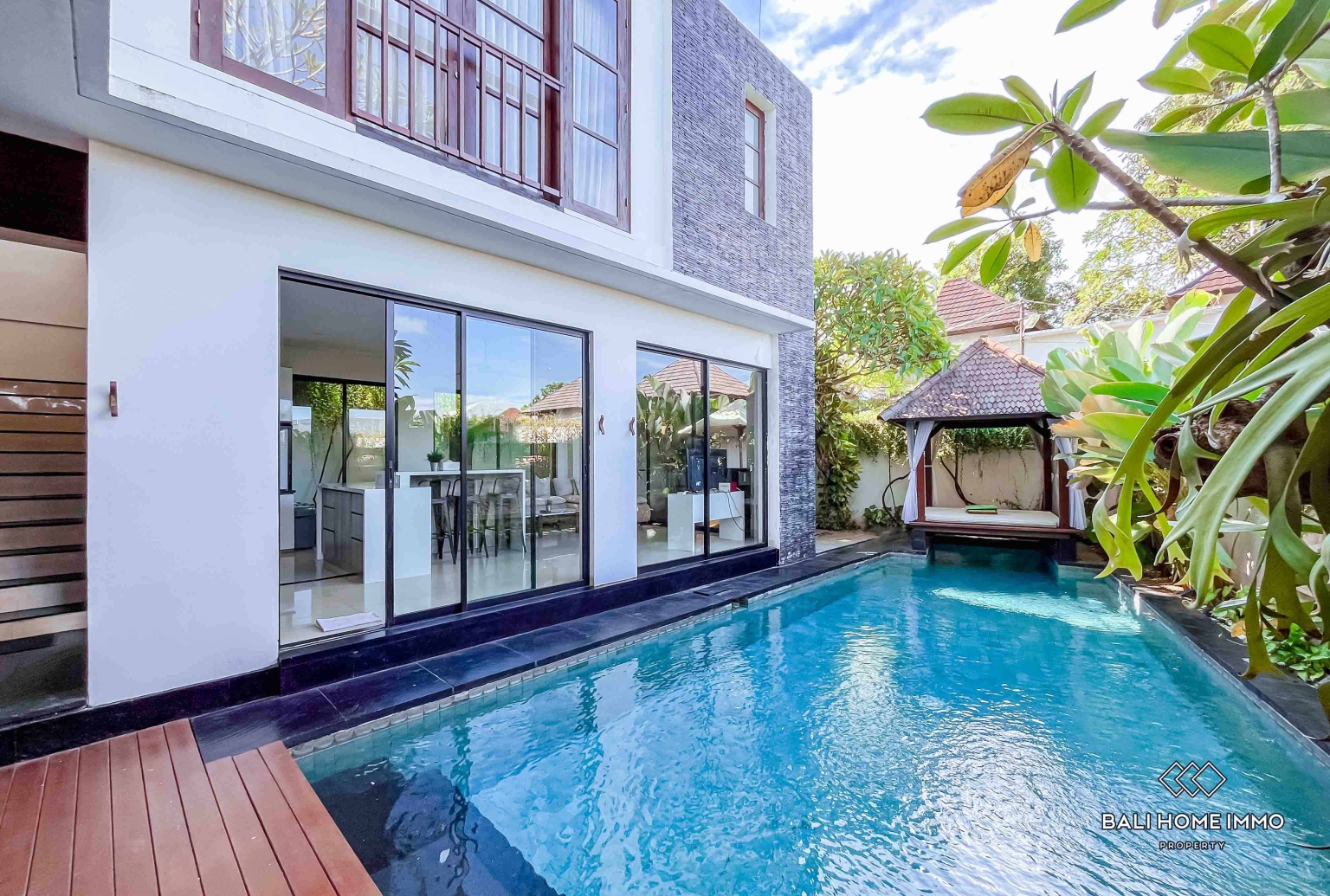 BEAUTIFUL 3 BEDROOMS VILLA FOR YEARLY AND MONTHLY RENTAL IN BALI - JIMBARAN