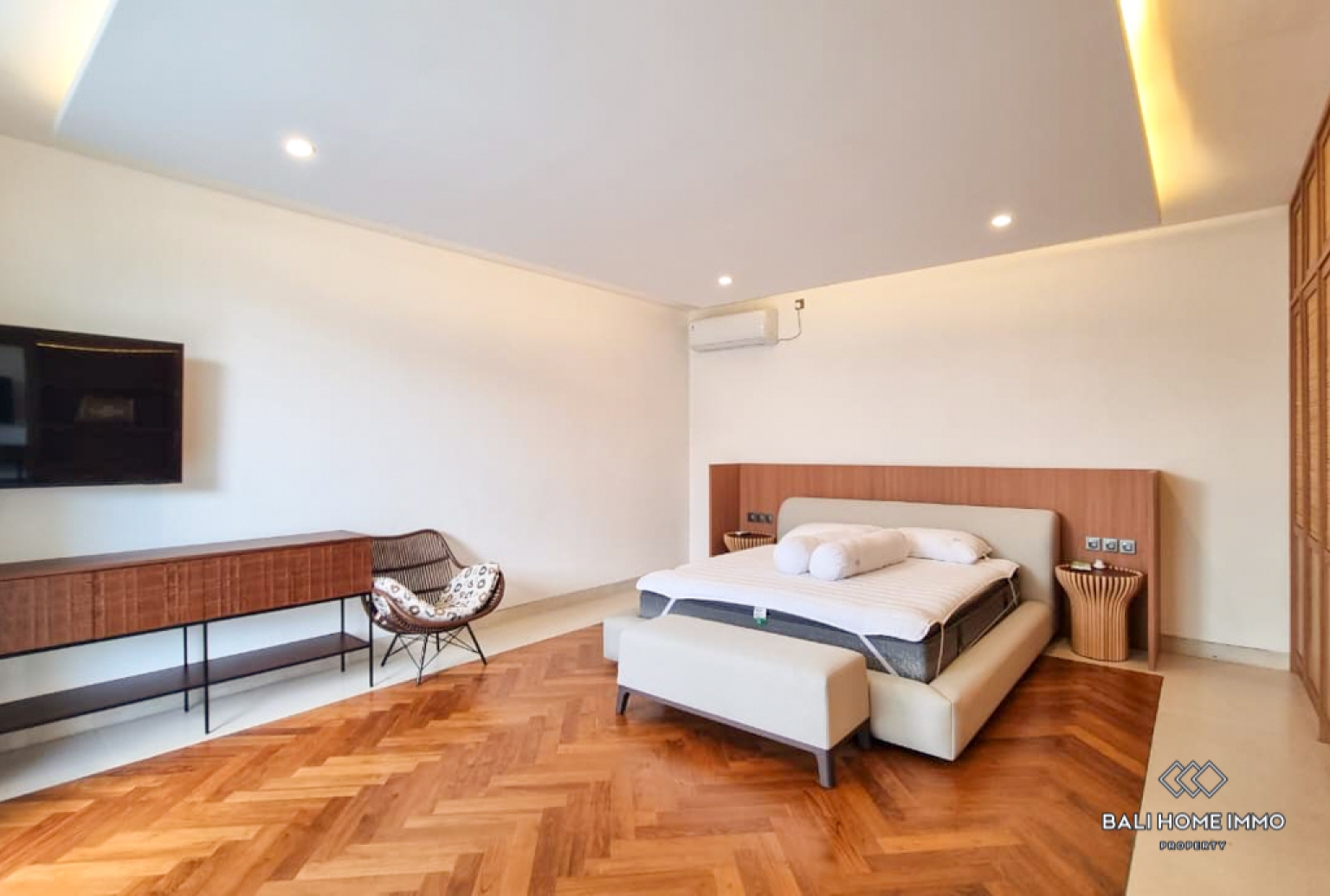 Brand New 3 Bedroom Villa for Yearly Rental in Bali Kerobokan — image 18