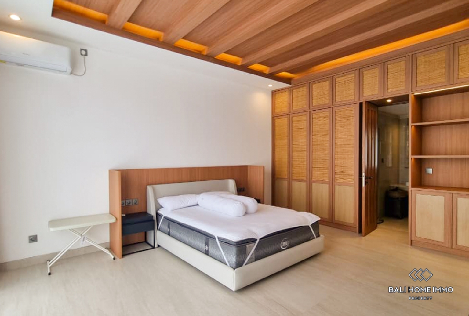 Brand New 3 Bedroom Villa for Yearly Rental in Bali Kerobokan — image 15