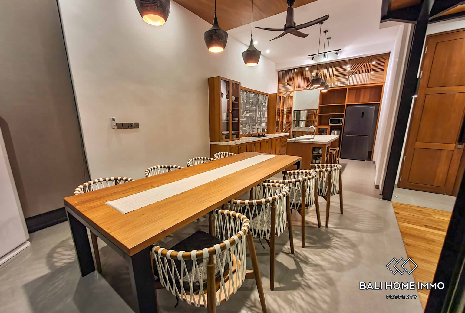 Brand New 4 Bedroom Modern Villa for Rent in Canggu Berawa — image 3