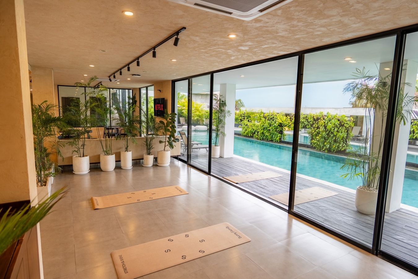 SB 301 - 1BR Pool Suite, Near Batu Belig Beach - Canggu, Bali — image 17
