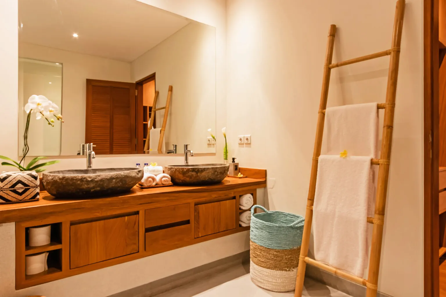 6 BR Architect-Designed Tropical Garden Villa Canggu — 6BR Villa Rental in Canggu — image 10
