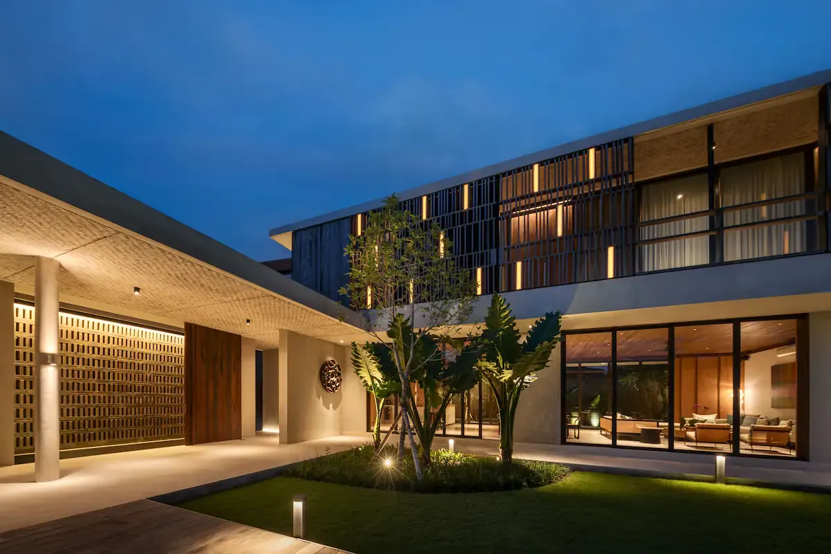 6 BR Walk-to-Beach Modern Villa Canggu — 6BR Villa Rental in Canggu — image 10