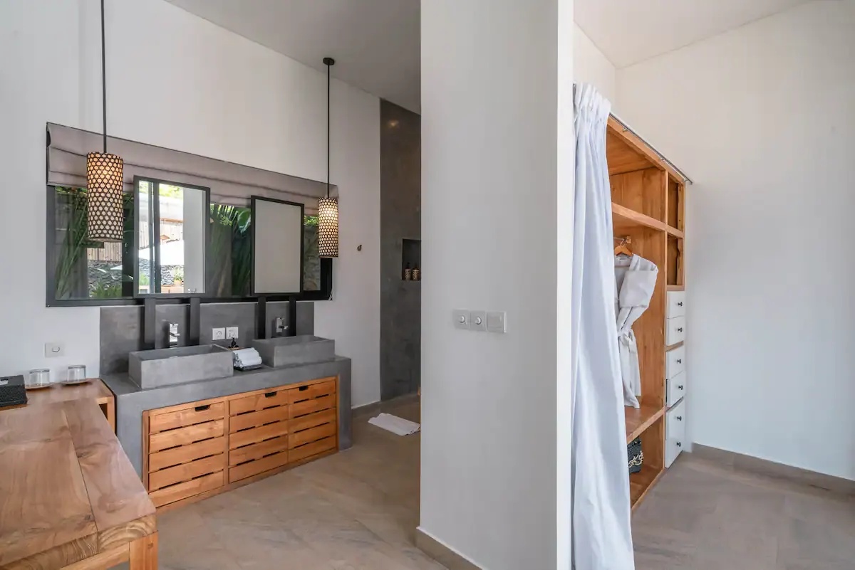4 BR Walk-to-Beach Modern Villa Canggu — 4BR Villa Rental in Canggu — image 18