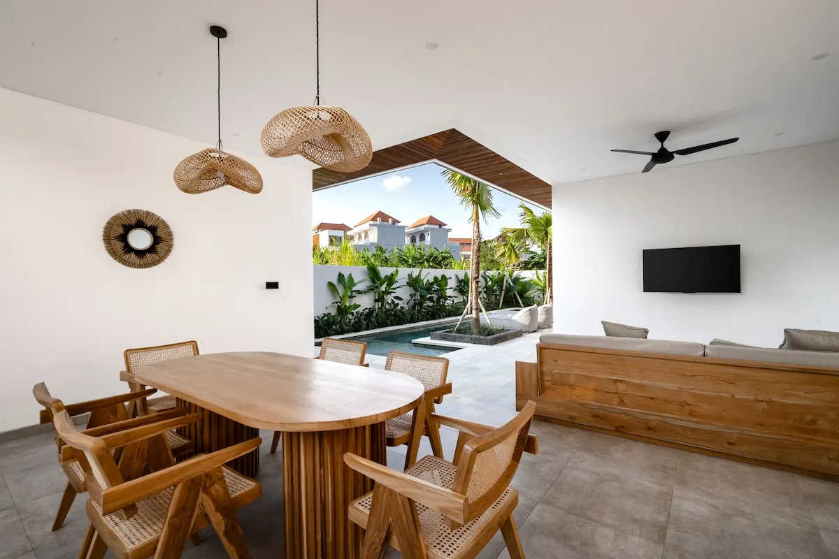 5 BR Tropical-Modern Courtyard Villa Canggu — 5BR Villa Rental in Canggu — image 17