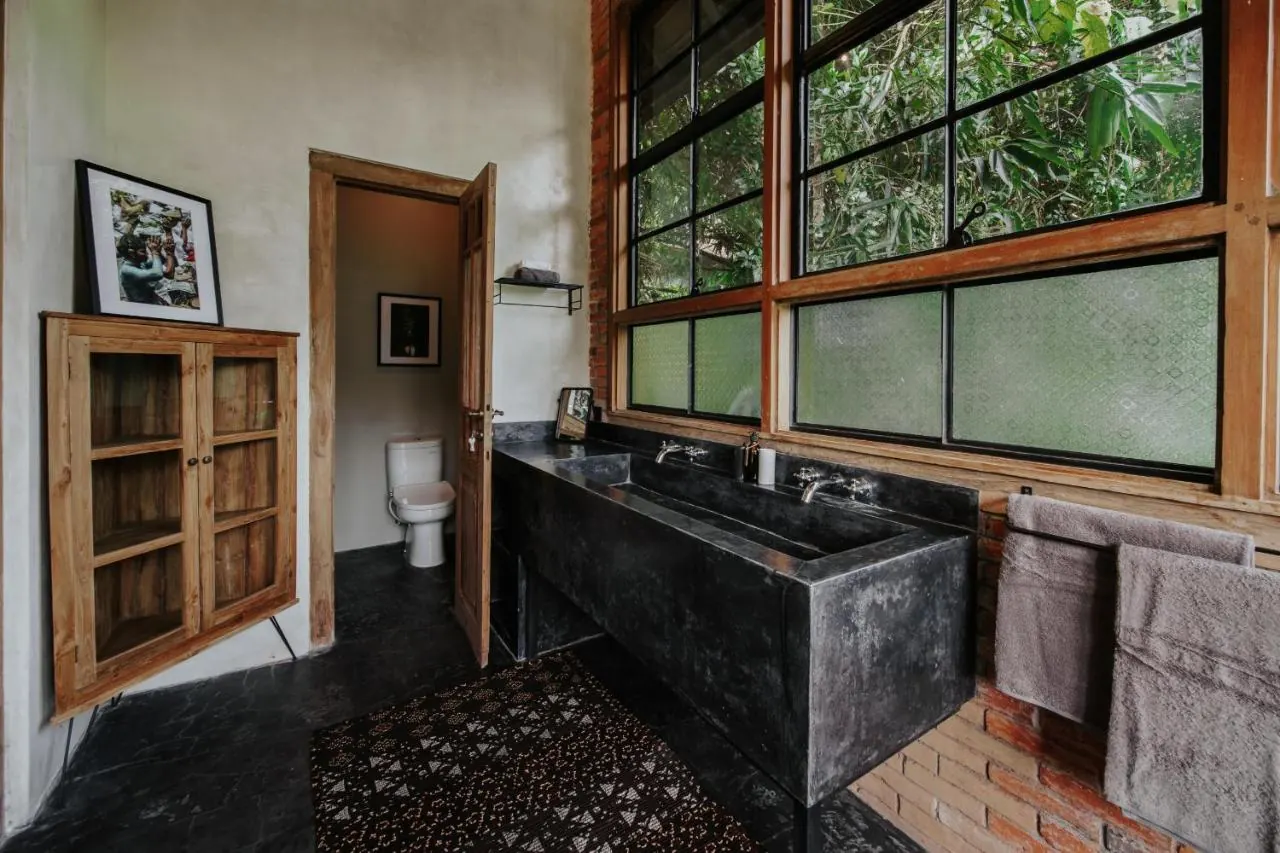5 BR Rice-Field Garden Retreat Ubud — 5BR Villa Rental in Ubud — image 9