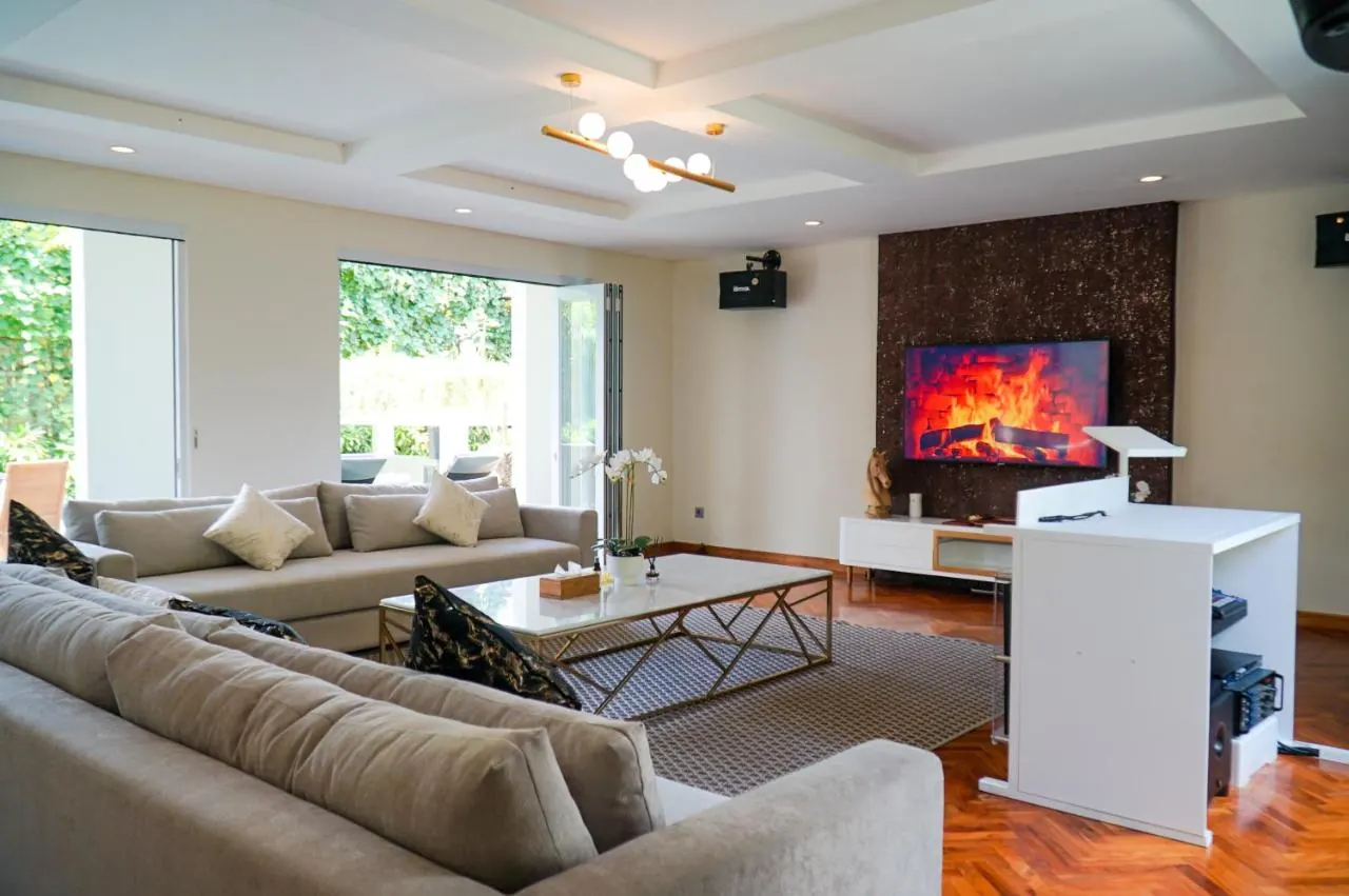 7 BR Tropical Garden Pool Villa Canggu — 7BR Villa Rental in Canggu — image 2
