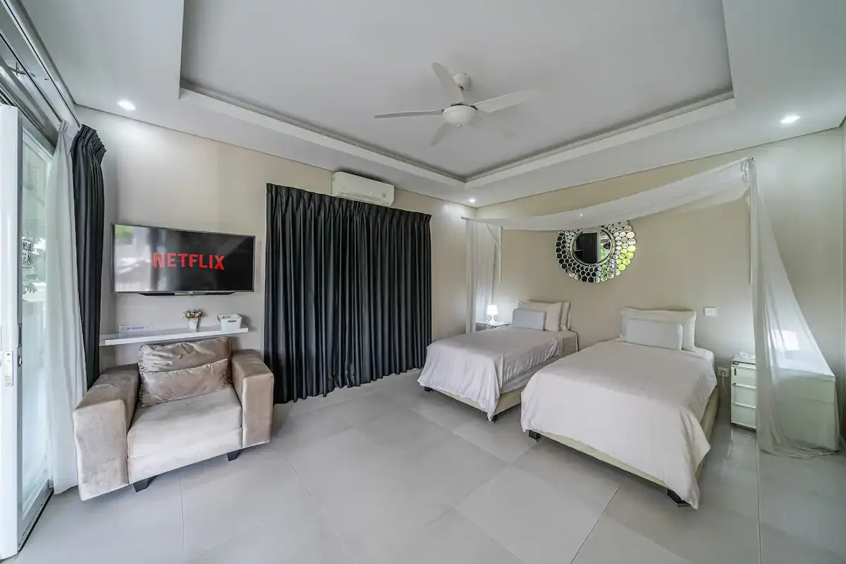 5 BR Walk-to-Beach Family Villa Canggu — 5BR Villa Rental in Canggu — image 11