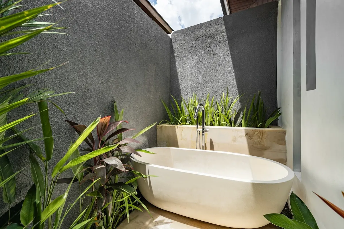 6 BR Tropical Garden Courtyard Retreat Ubud — 6BR Villa Rental in Ubud — image 3