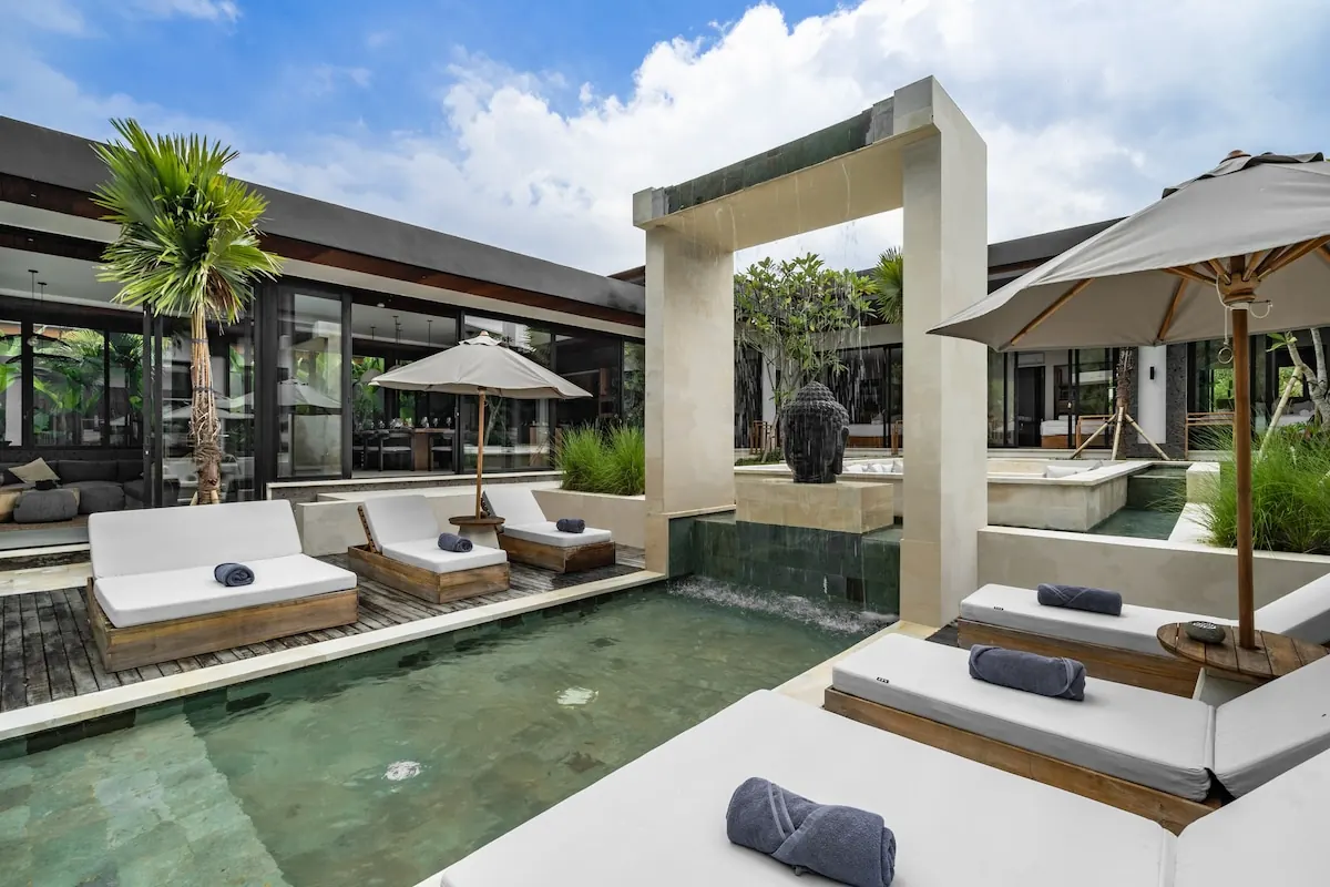 6 BR Tropical-Modern Courtyard Villa Ubud — 6BR Villa Rental in Ubud — image 12