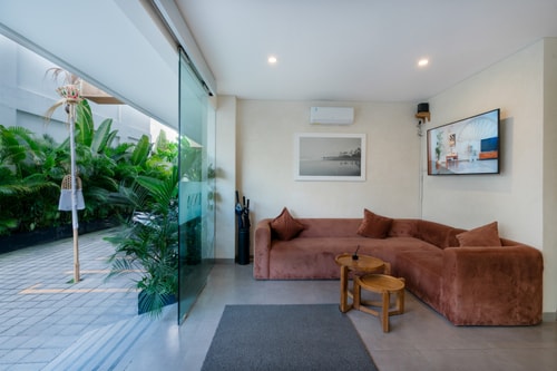 SB 208 - 1BR Pool Suite, Near Batu Belig Beach in Canggu, Bali — image 12