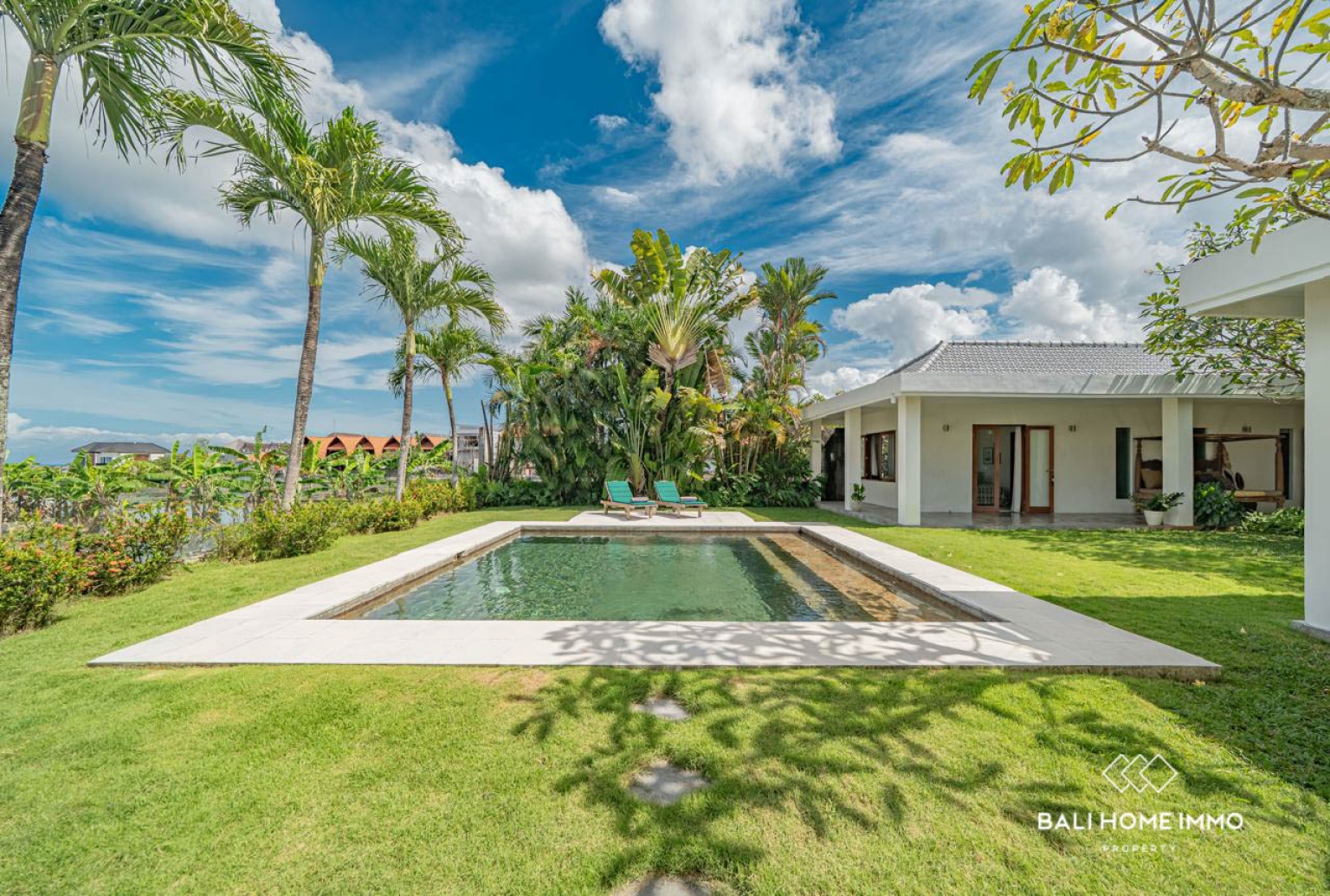 Elegant 5-Bedroom Villa with Panoramic Rice Field and Ocean Views in Seseh — image 18