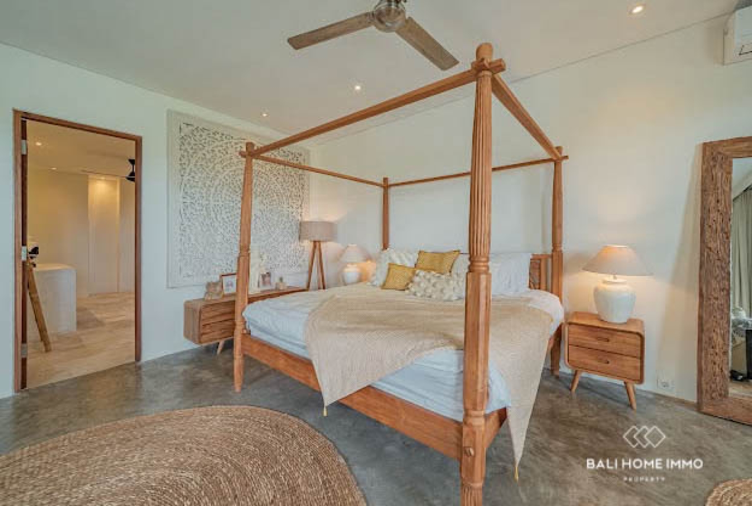 Elegant 5-Bedroom Villa with Panoramic Rice Field and Ocean Views in Seseh — image 11