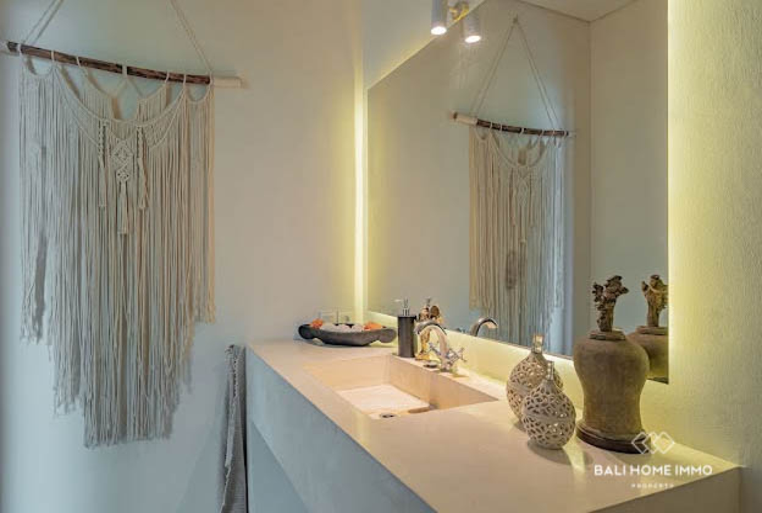 Elegant 5-Bedroom Villa with Panoramic Rice Field and Ocean Views in Seseh — image 15