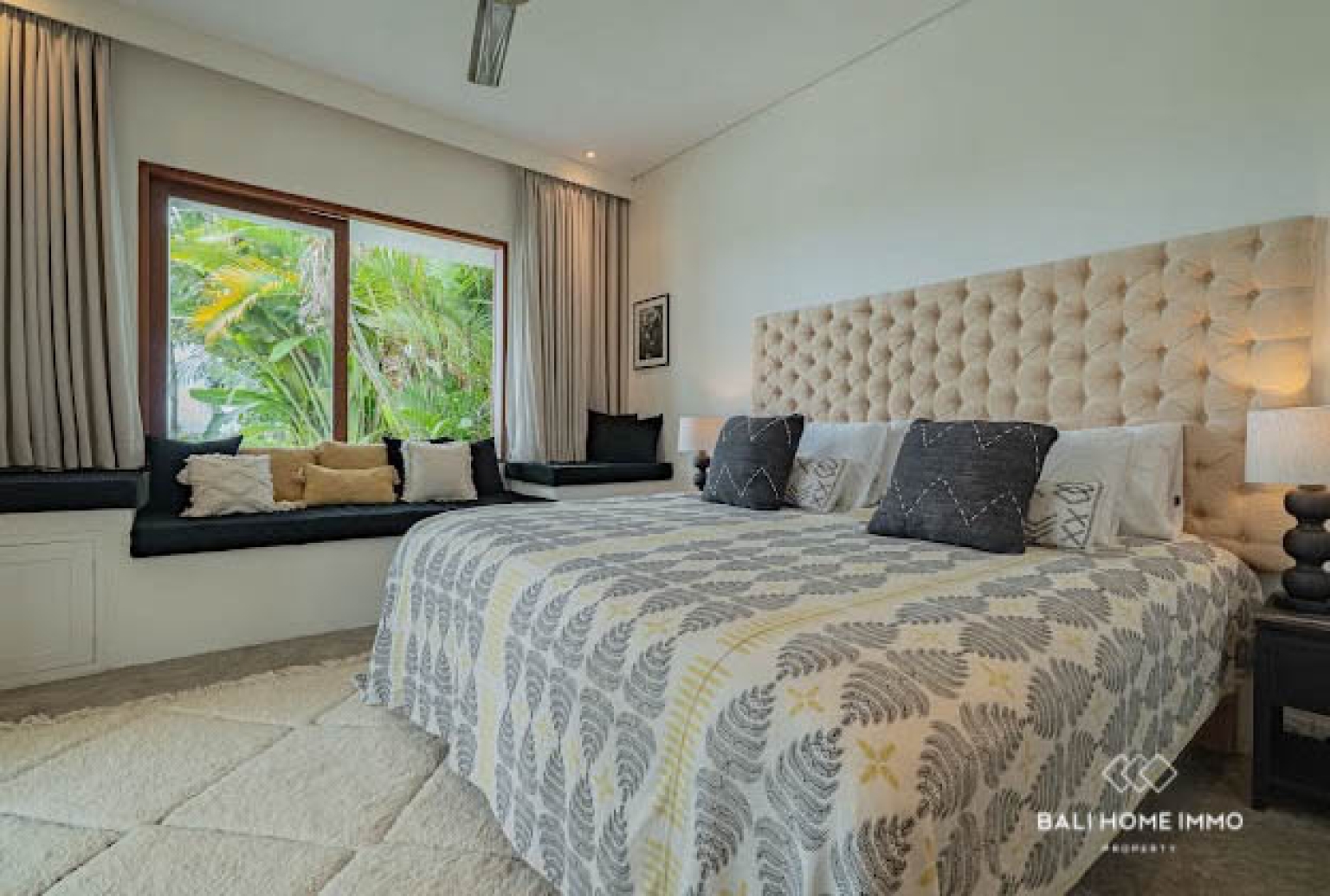 Elegant 5-Bedroom Villa with Panoramic Rice Field and Ocean Views in Seseh — image 9