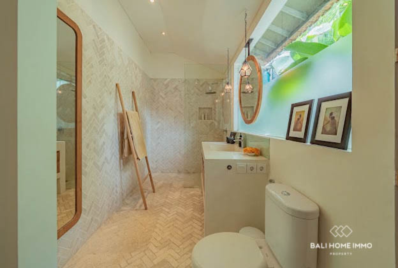 Elegant 5-Bedroom Villa with Panoramic Rice Field and Ocean Views in Seseh — image 17