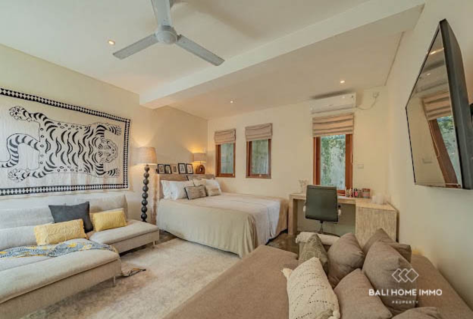 Elegant 5-Bedroom Villa with Panoramic Rice Field and Ocean Views in Seseh — image 3