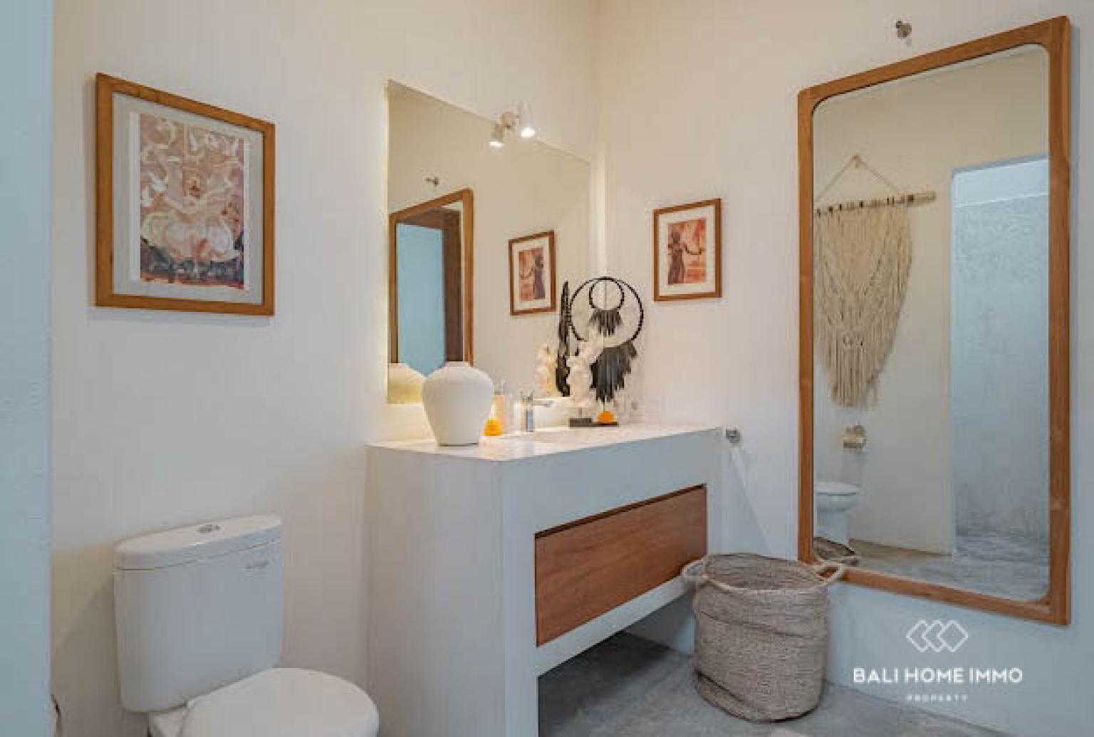 Elegant 5-Bedroom Villa with Panoramic Rice Field and Ocean Views in Seseh — image 12