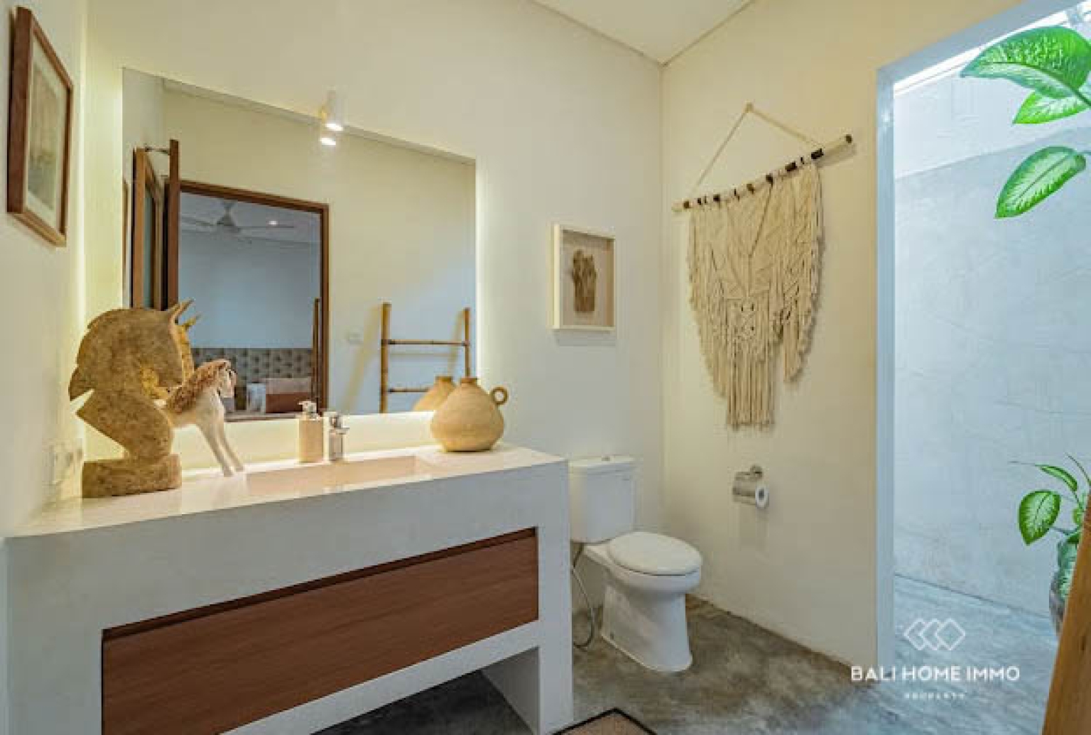 Elegant 5-Bedroom Villa with Panoramic Rice Field and Ocean Views in Seseh — image 13
