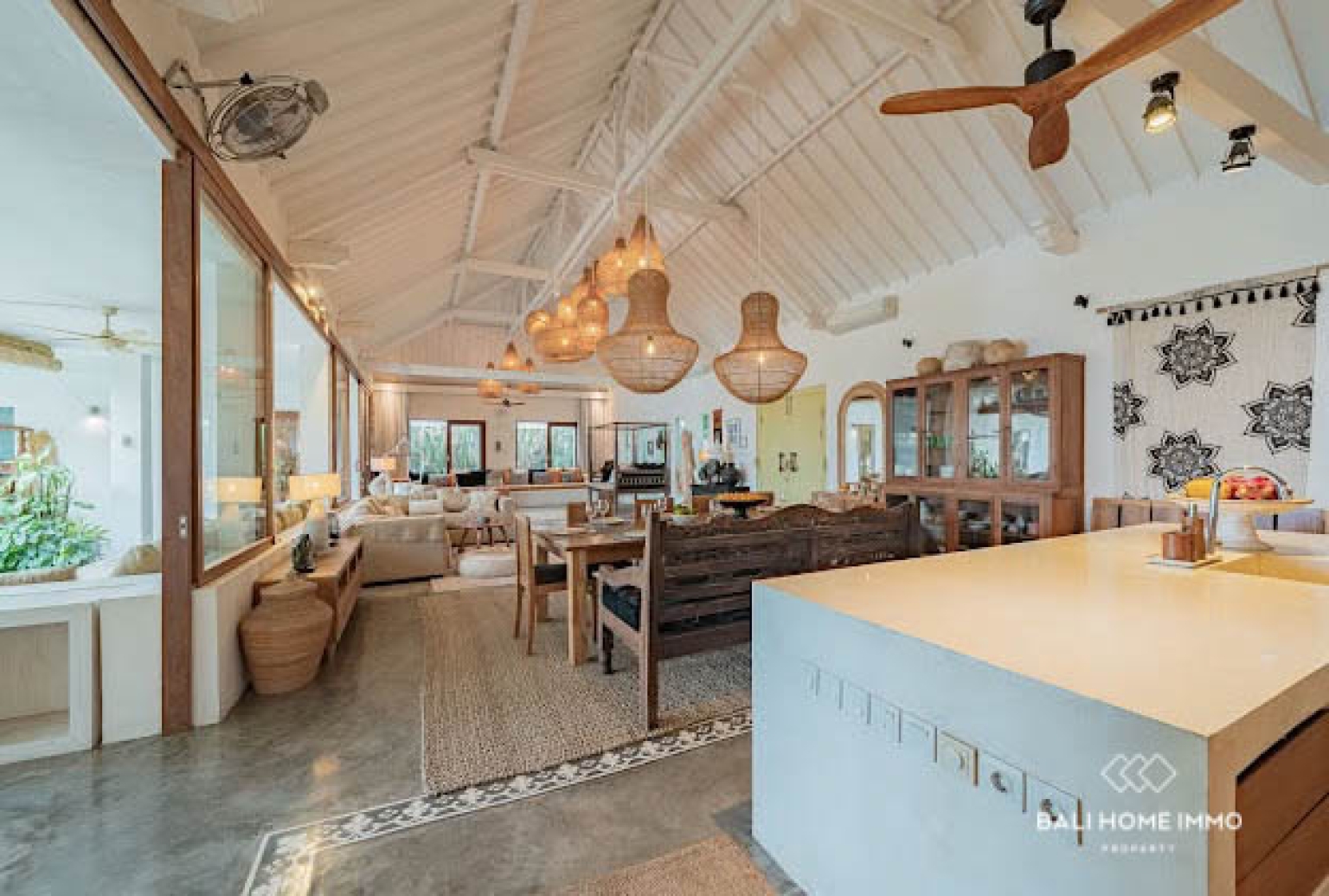 Elegant 5-Bedroom Villa with Panoramic Rice Field and Ocean Views in Seseh — image 2