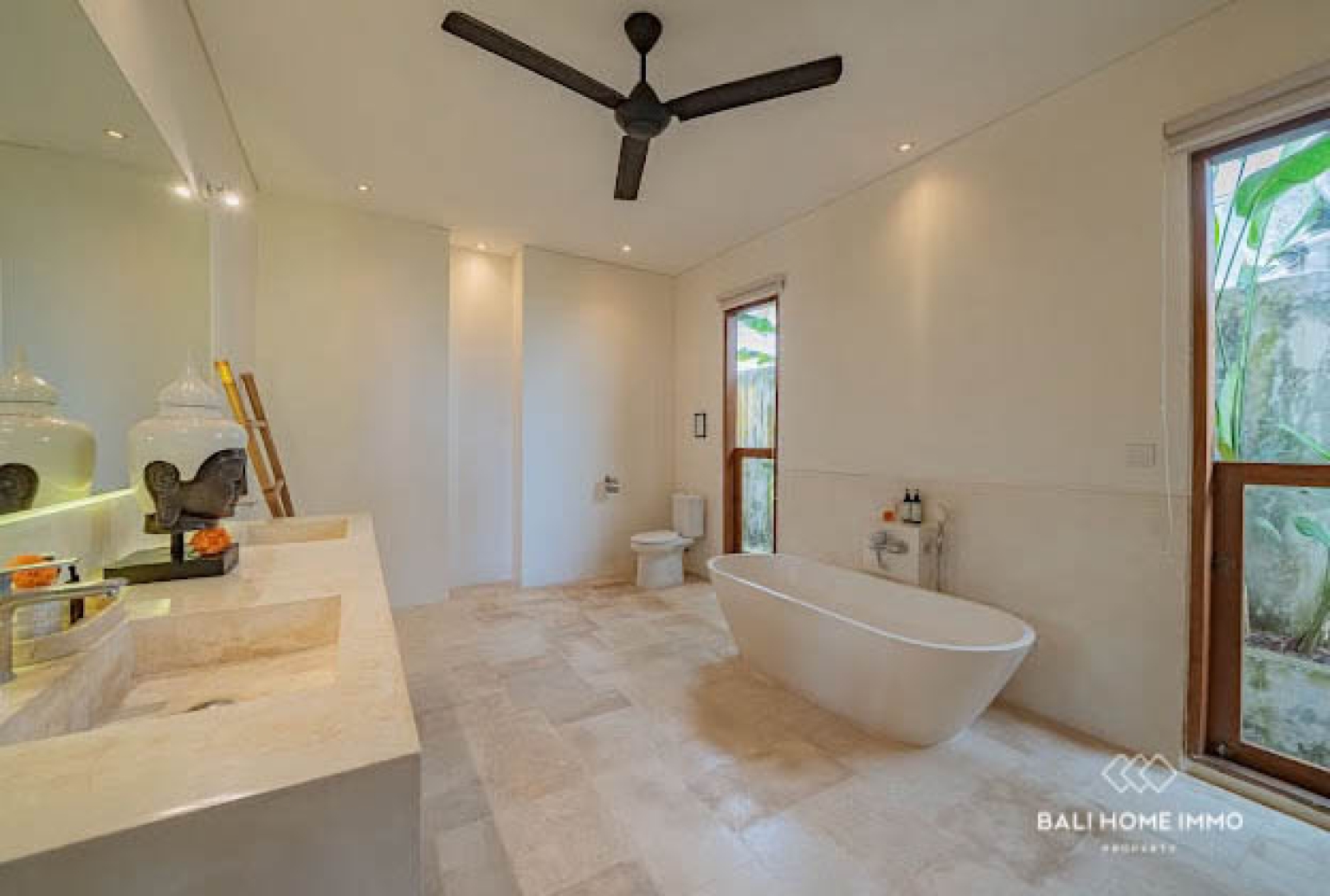 Elegant 5-Bedroom Villa with Panoramic Rice Field and Ocean Views in Seseh — image 16