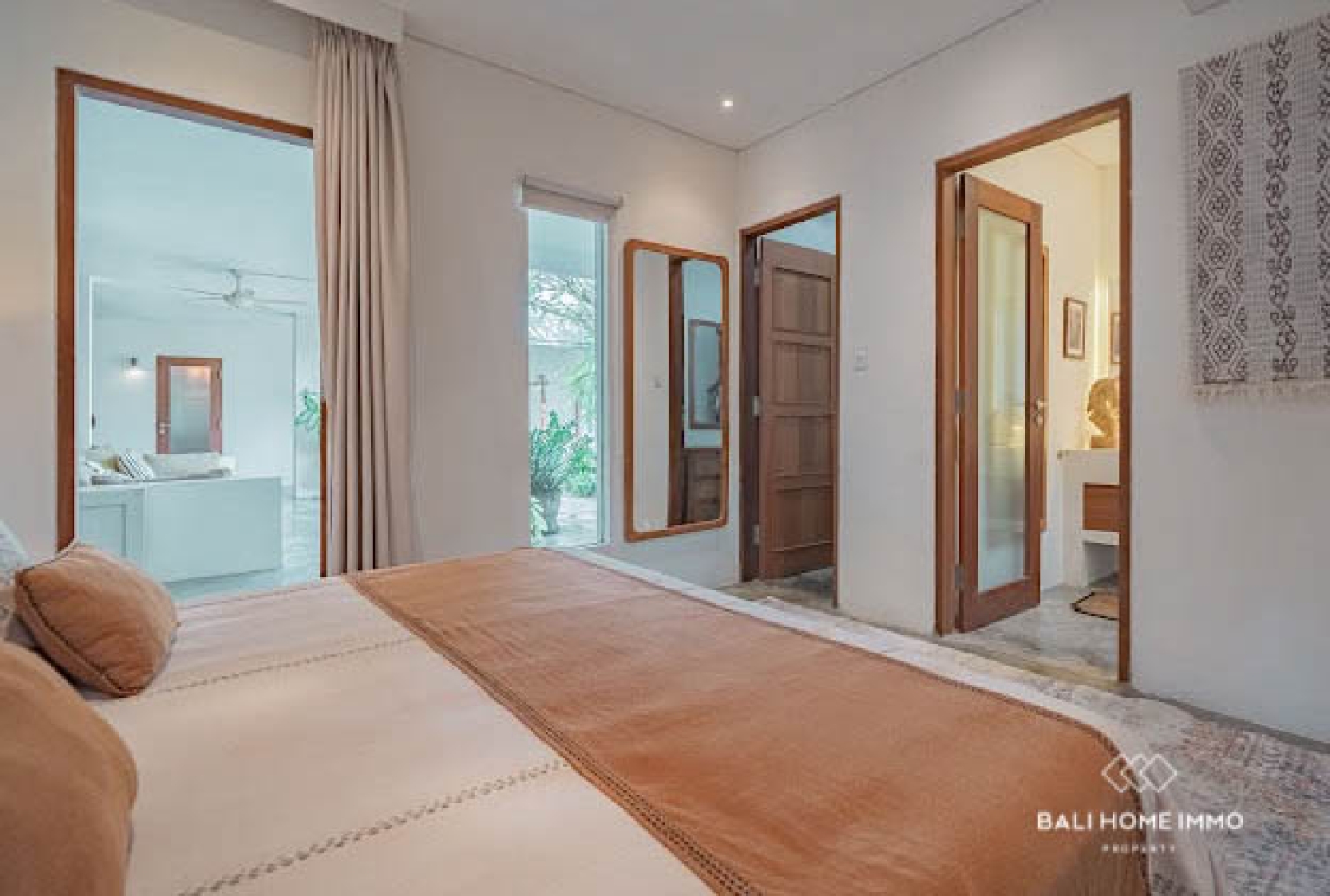 Elegant 5-Bedroom Villa with Panoramic Rice Field and Ocean Views in Seseh — image 8