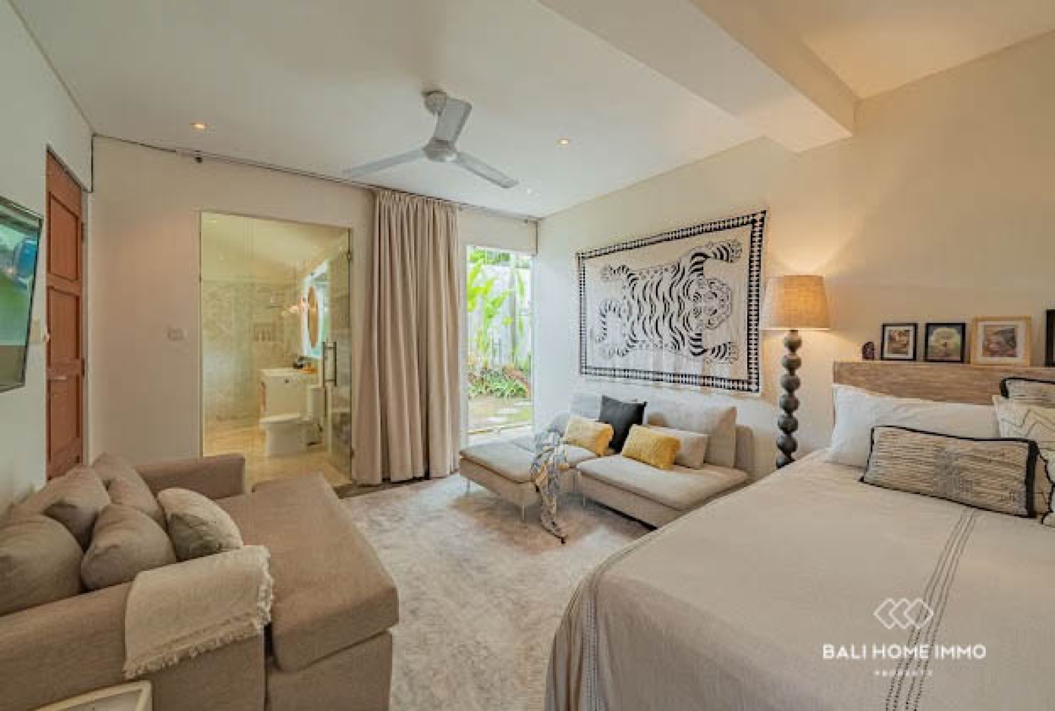 Elegant 5-Bedroom Villa with Panoramic Rice Field and Ocean Views in Seseh — image 4