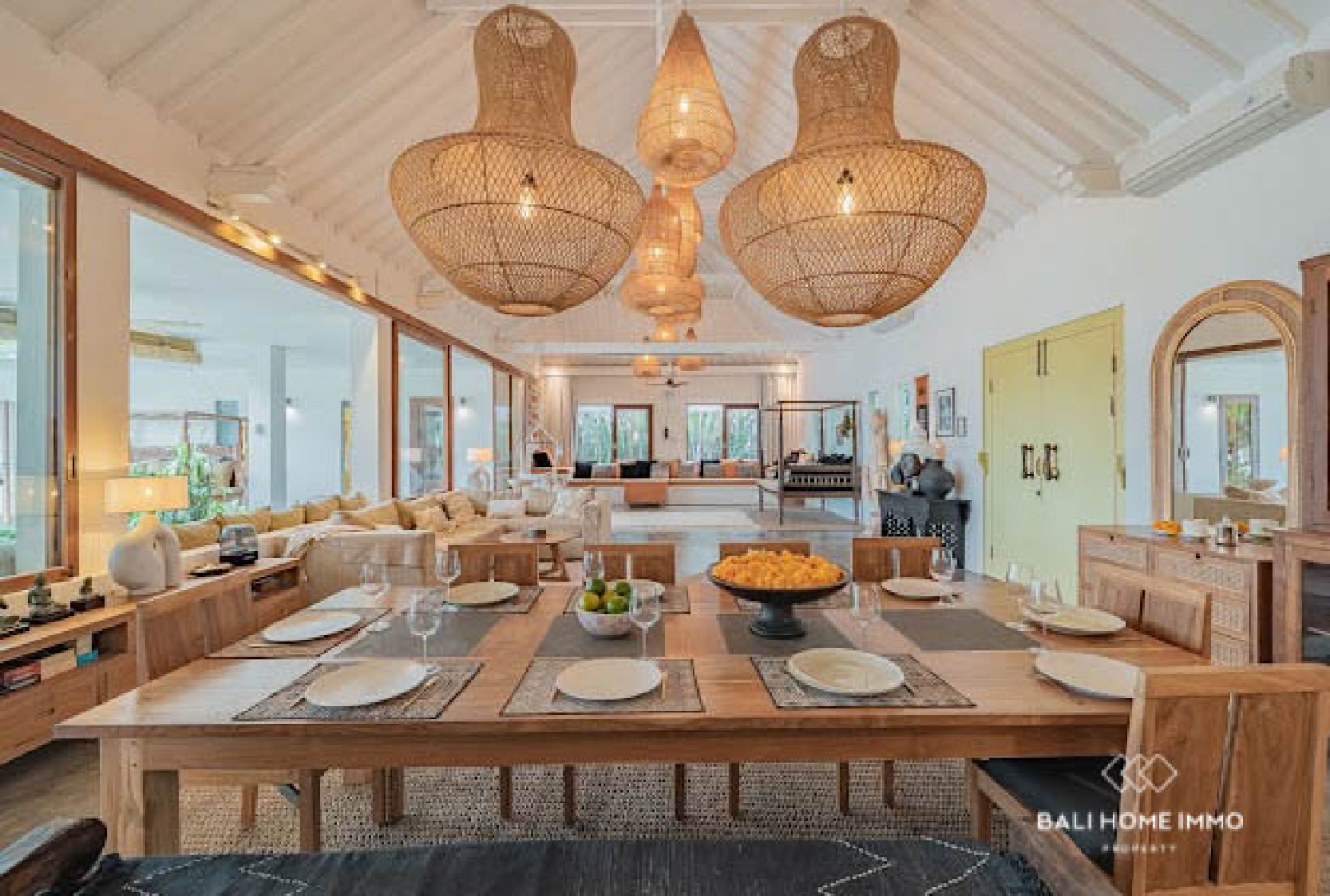 Elegant 5-Bedroom Villa with Panoramic Rice Field and Ocean Views in Seseh — image 1