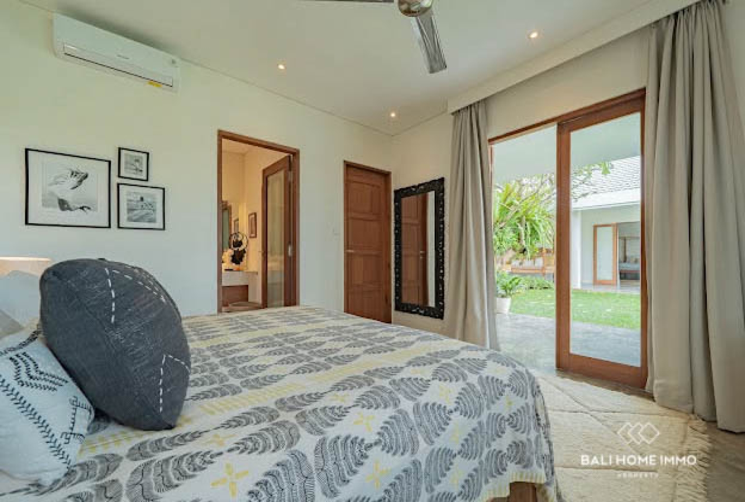 Elegant 5-Bedroom Villa with Panoramic Rice Field and Ocean Views in Seseh — image 10