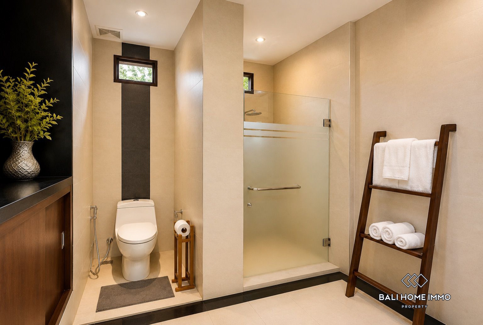 Joglo Style 4 Bedroom Villa for rent in Padonan Canggu Bali — image 17