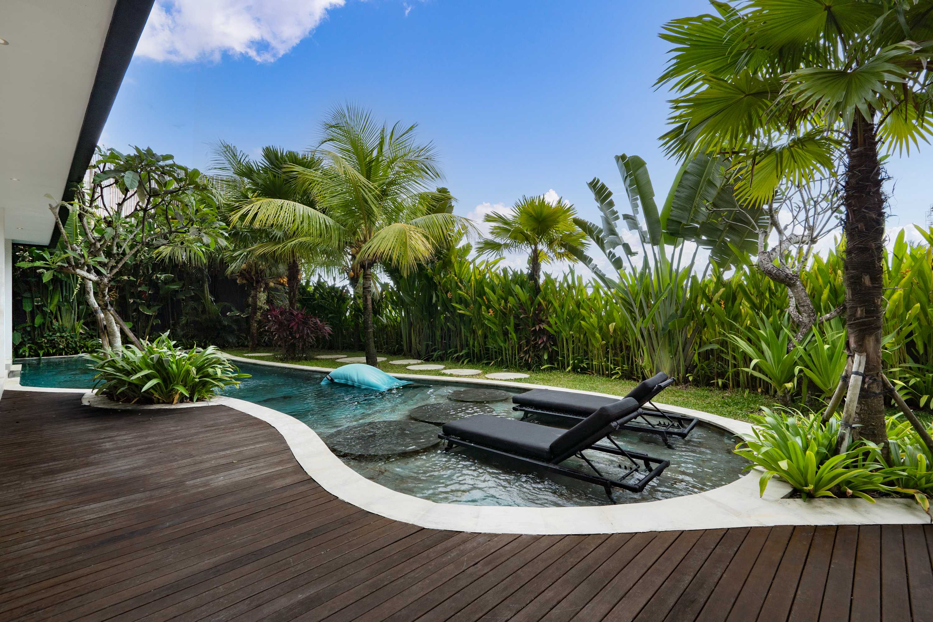Villa Paradoxe in Canggu — image 9