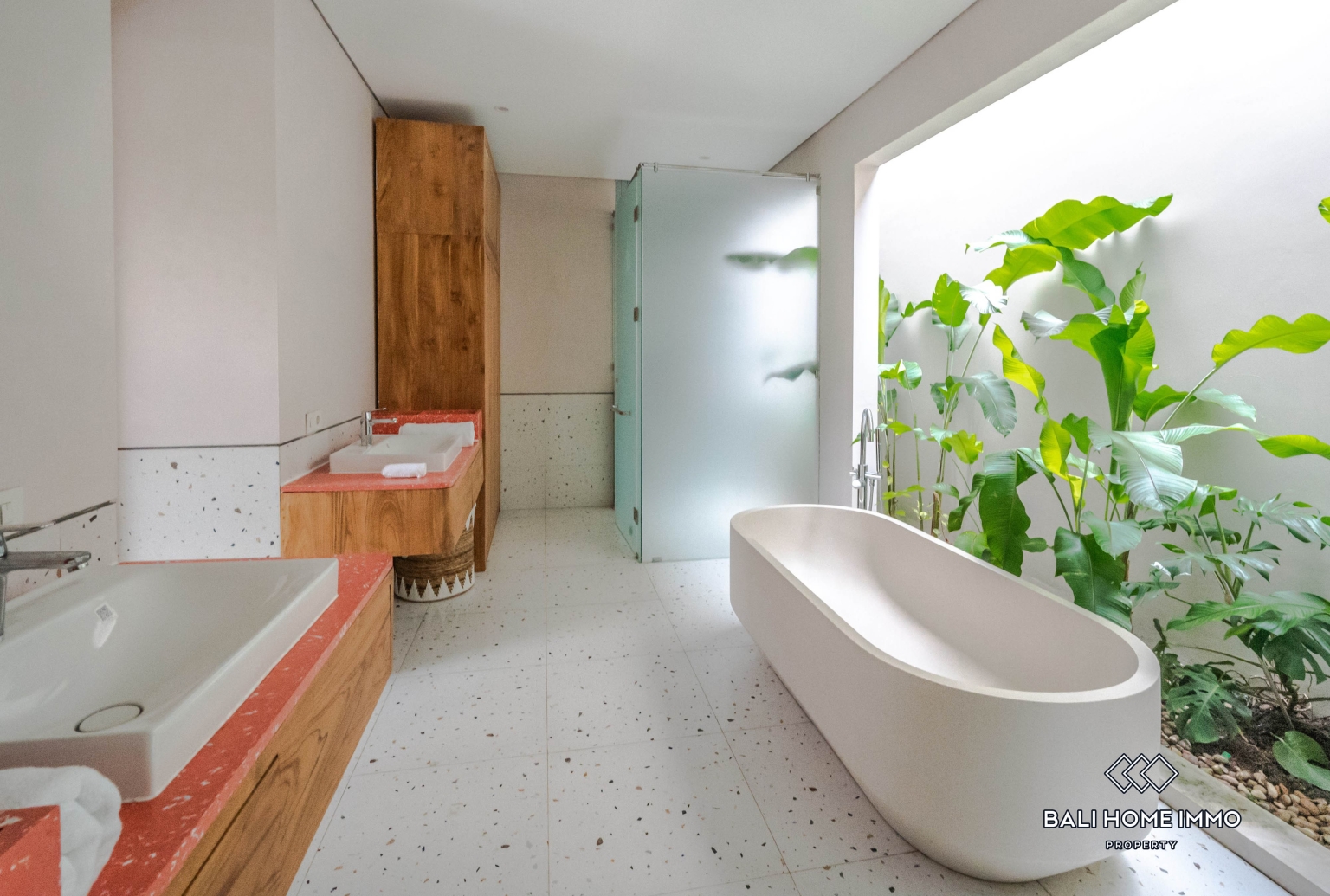 Modern 3 Bedroom Family Villa with Garden for rent in Ubud — image 17