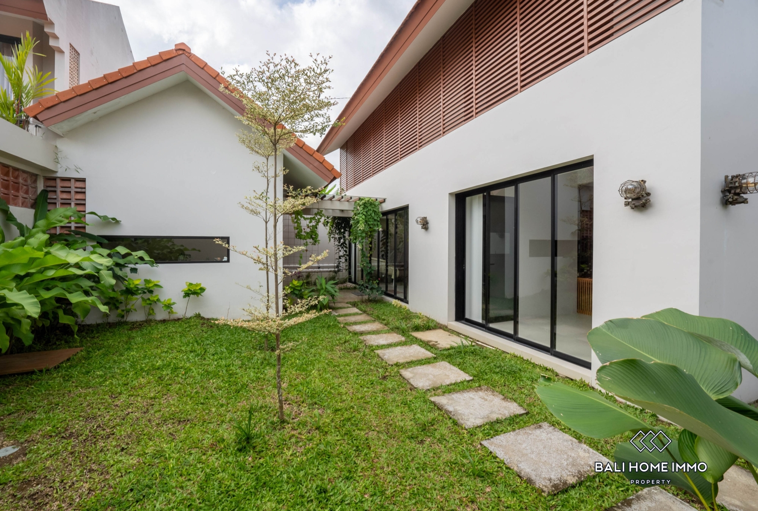 Modern 3 Bedroom Family Villa with Garden for rent in Ubud