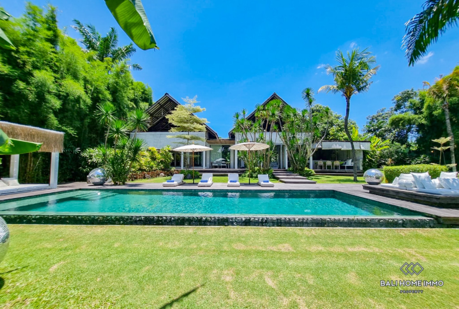 Ricefield View Spacious 5 Bedroom Villa for Rental in Bali Berawa