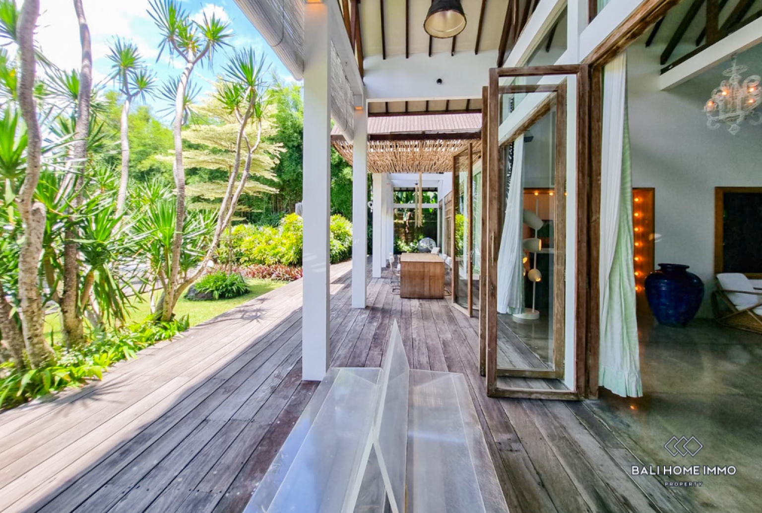 Ricefield View Spacious 5 Bedroom Villa for Rental in Bali Berawa — image 1