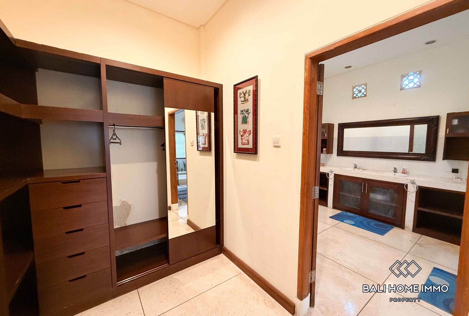 Spacious 4 Bedroom Family Villa For Rent in Canggu Berawa — image 16