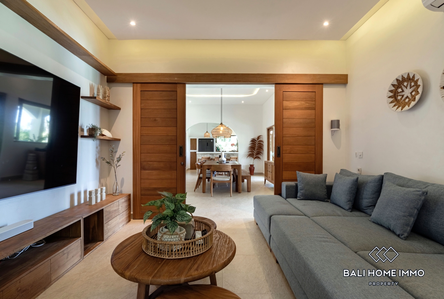 Spacious 5 Bedroom Family Villa for Rent in Kedungu — image 3