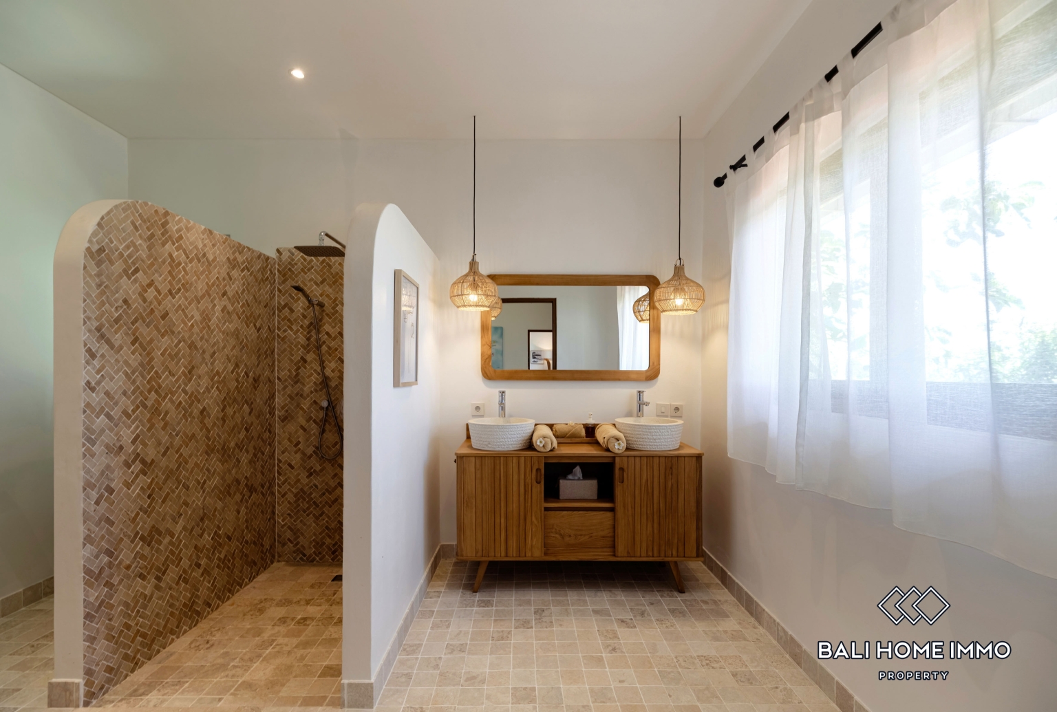 Spacious 5 Bedroom Family Villa for Rent in Kedungu — image 19