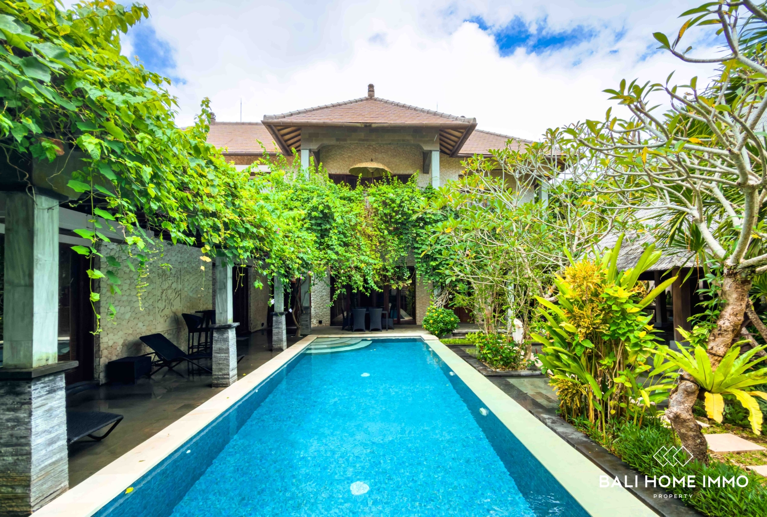 SPACIOUS 5 BEDROOMS VILLA FOR YEARLY RENTAL IN BALI - PANDAWA