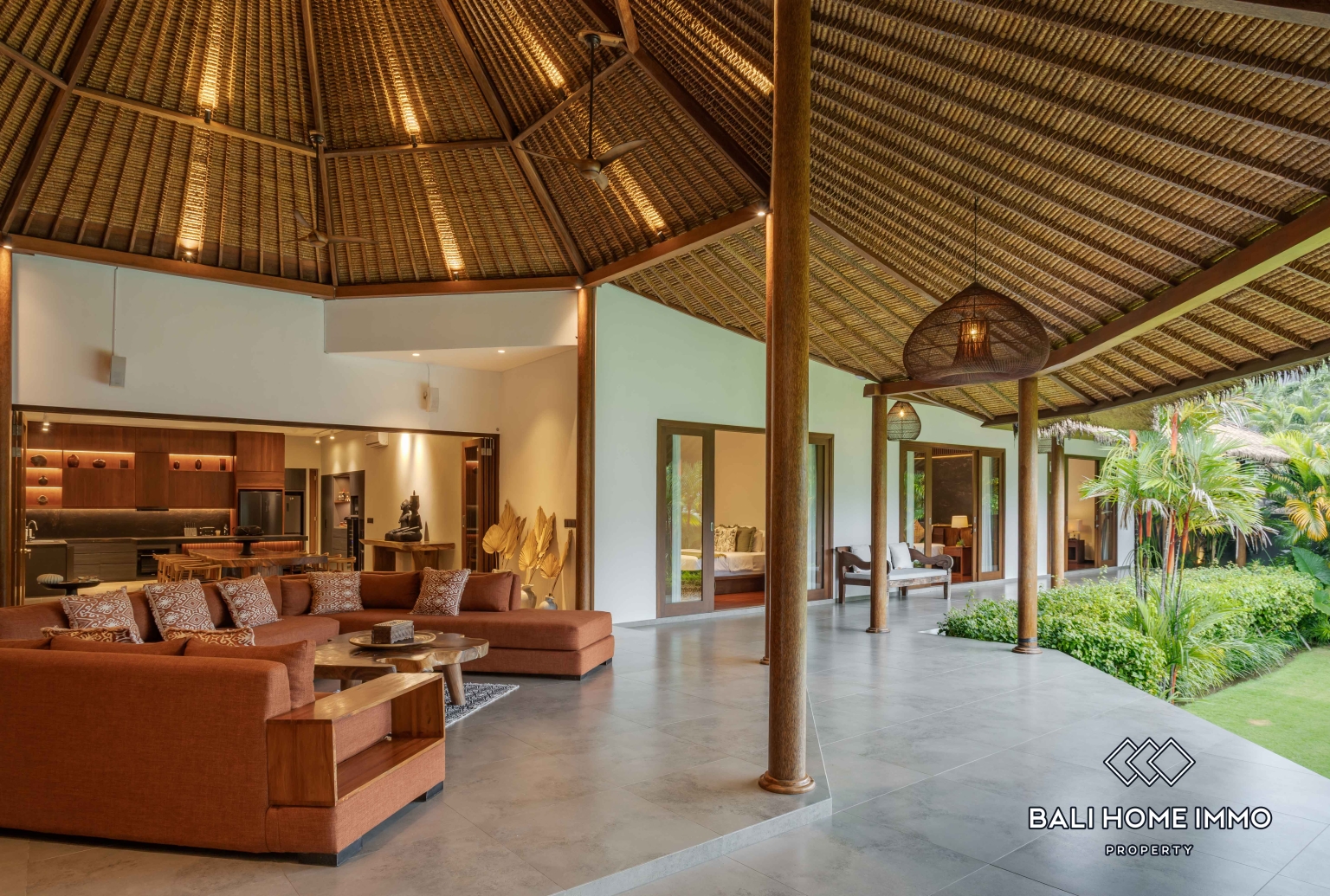 Spacious 6 Bedroom Family Villa For Rent in Canggu Batu Bolong — image 1