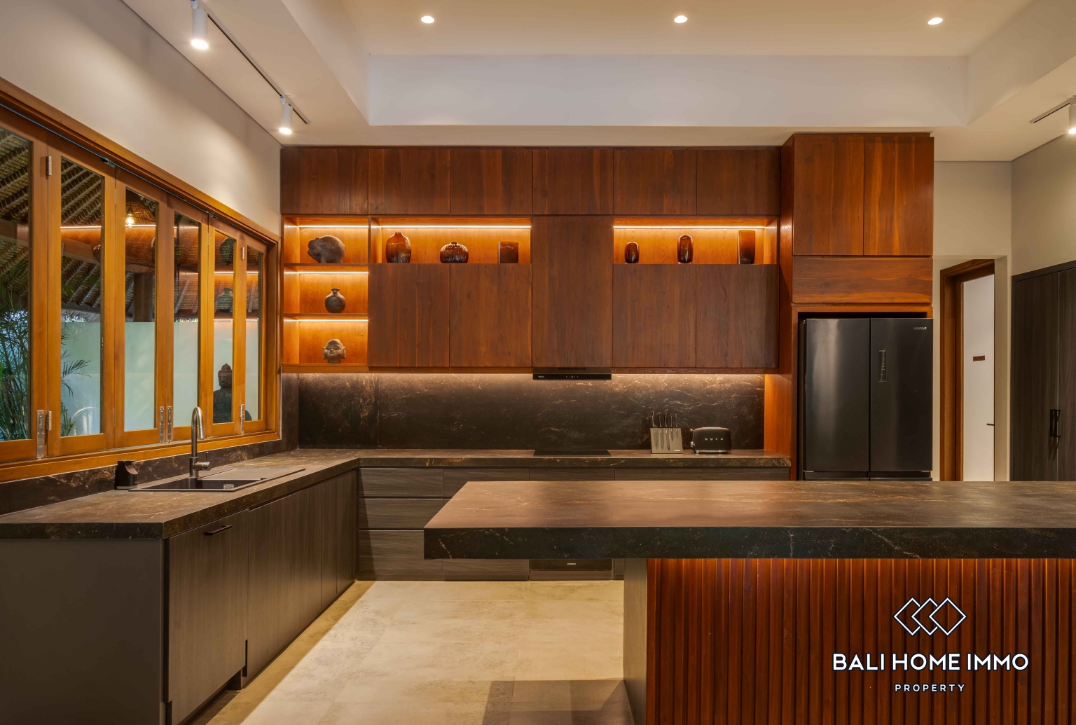 Spacious 6 Bedroom Family Villa For Rent in Canggu Batu Bolong — image 4