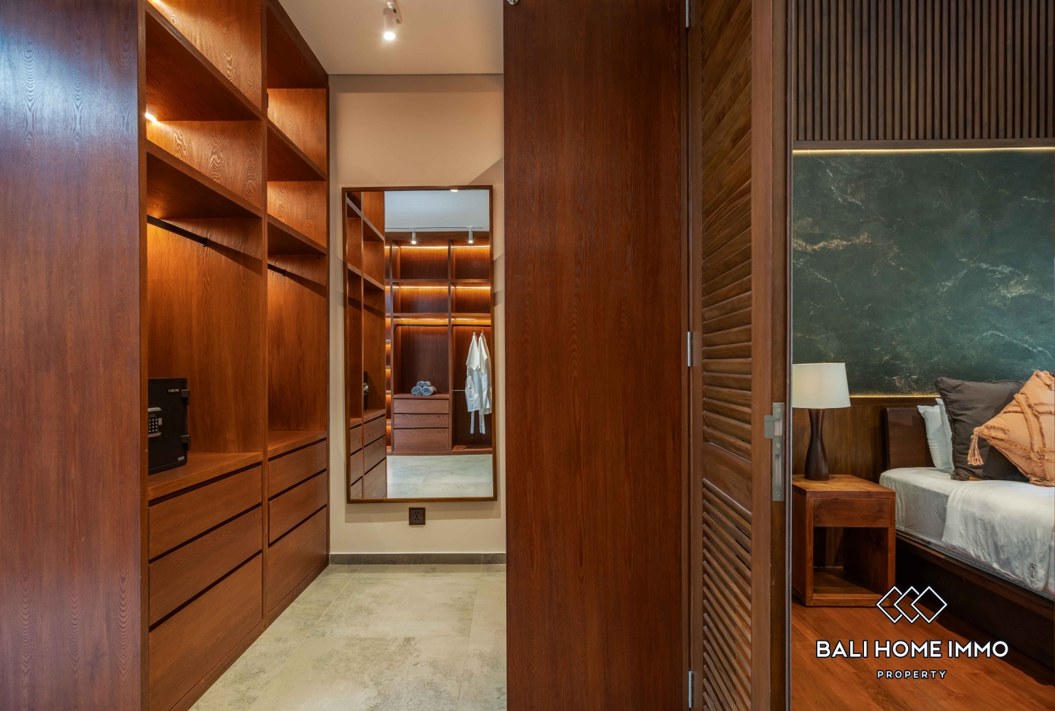 Spacious 6 Bedroom Family Villa For Rent in Canggu Batu Bolong — image 16
