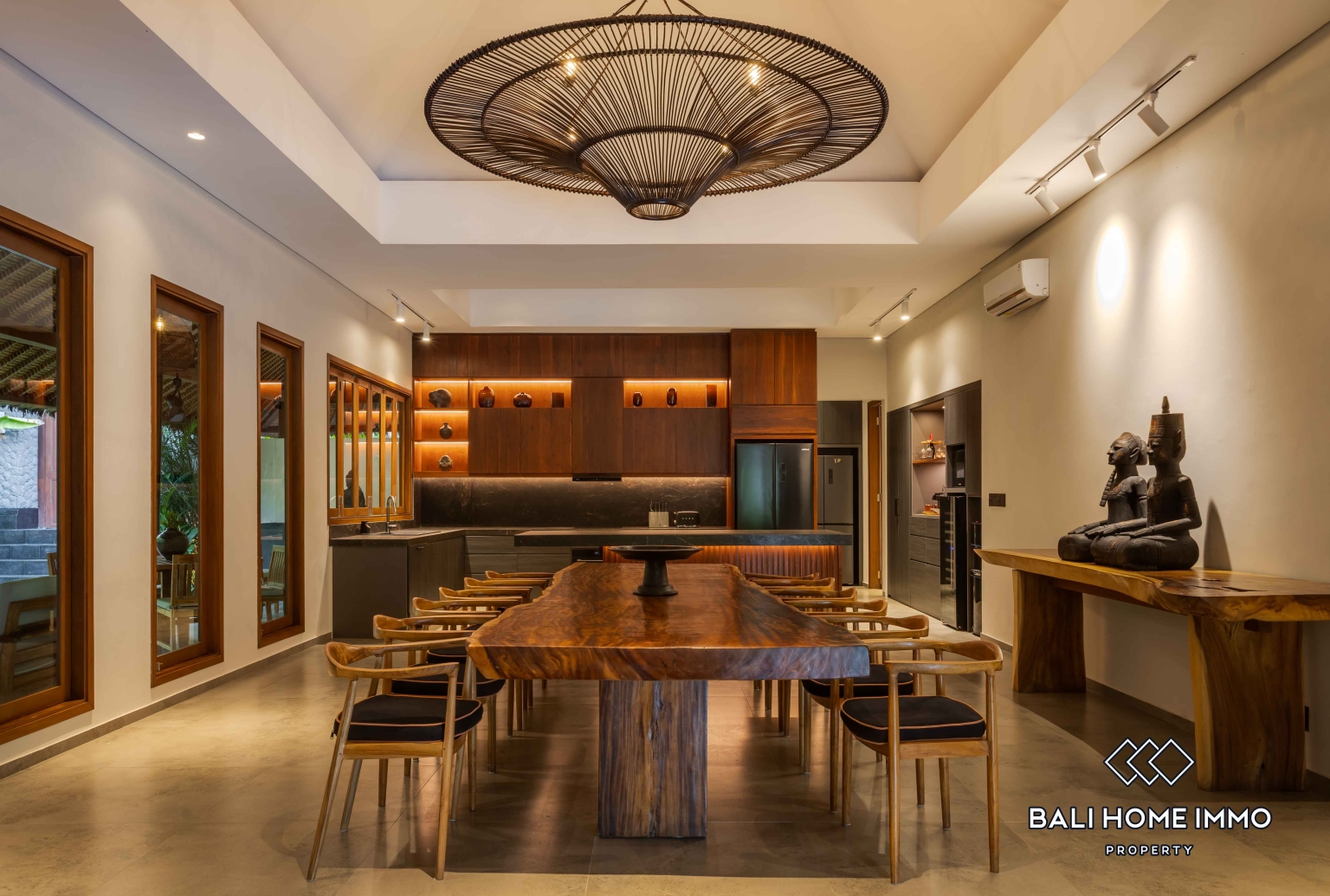 Spacious 6 Bedroom Family Villa For Rent in Canggu Batu Bolong — image 3