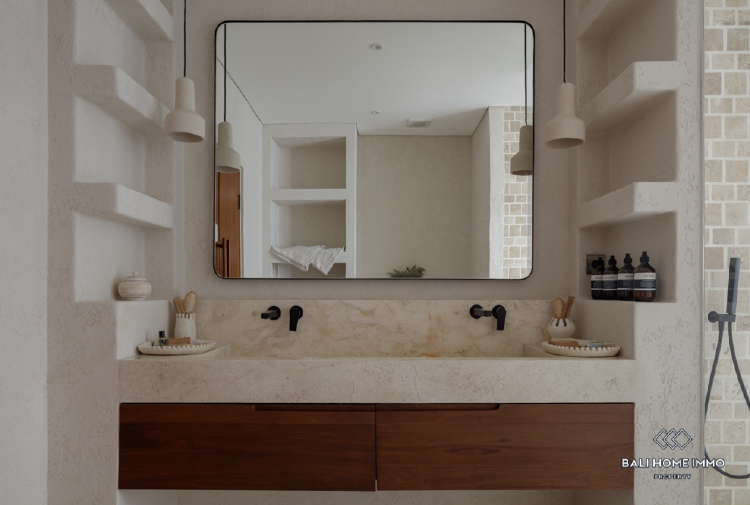 Stunning 4 Bedroom Villa for Monthly and Yearly Rental in Bali Berawa — image 16