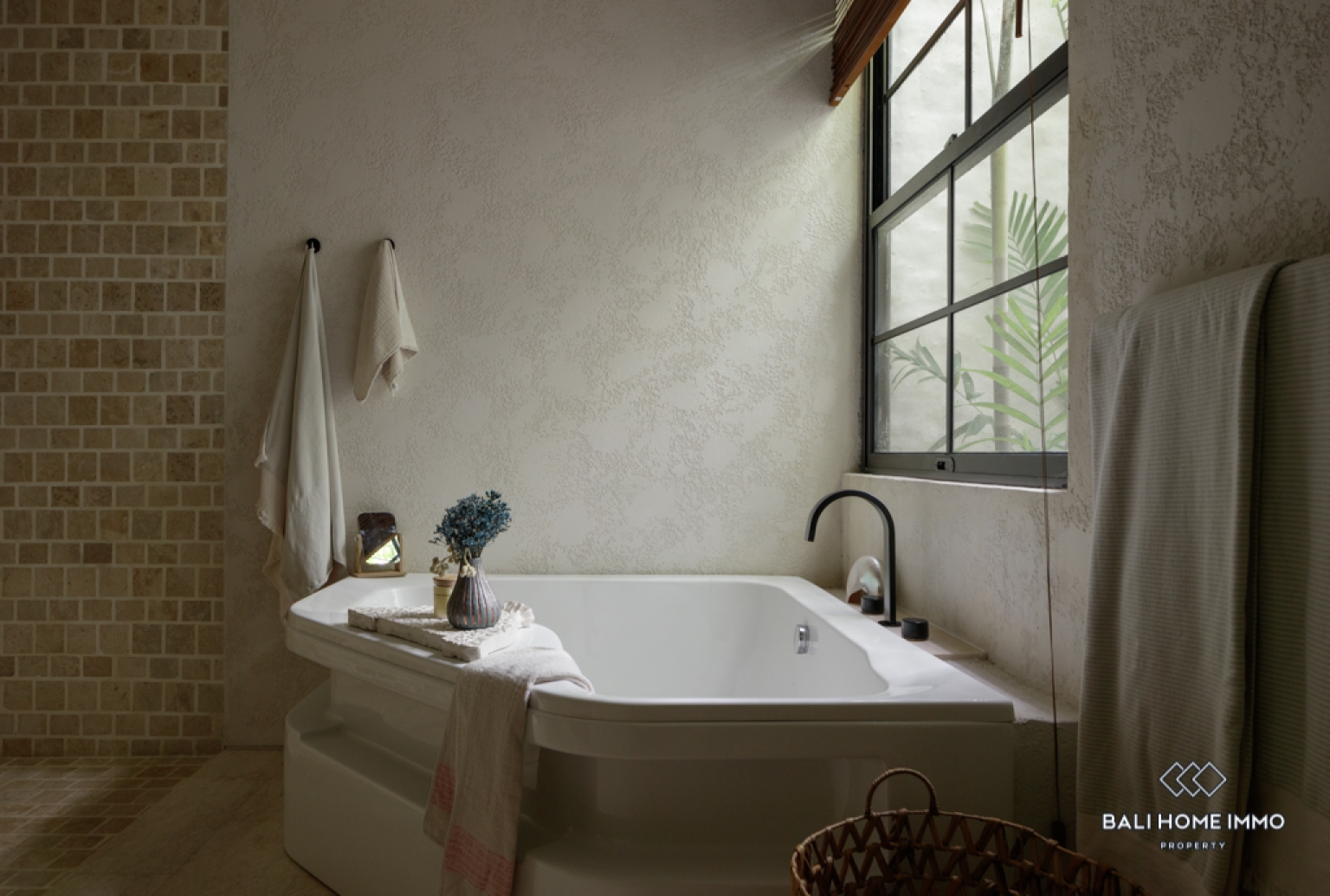 Stunning 4 Bedroom Villa for Monthly and Yearly Rental in Bali Berawa — image 19