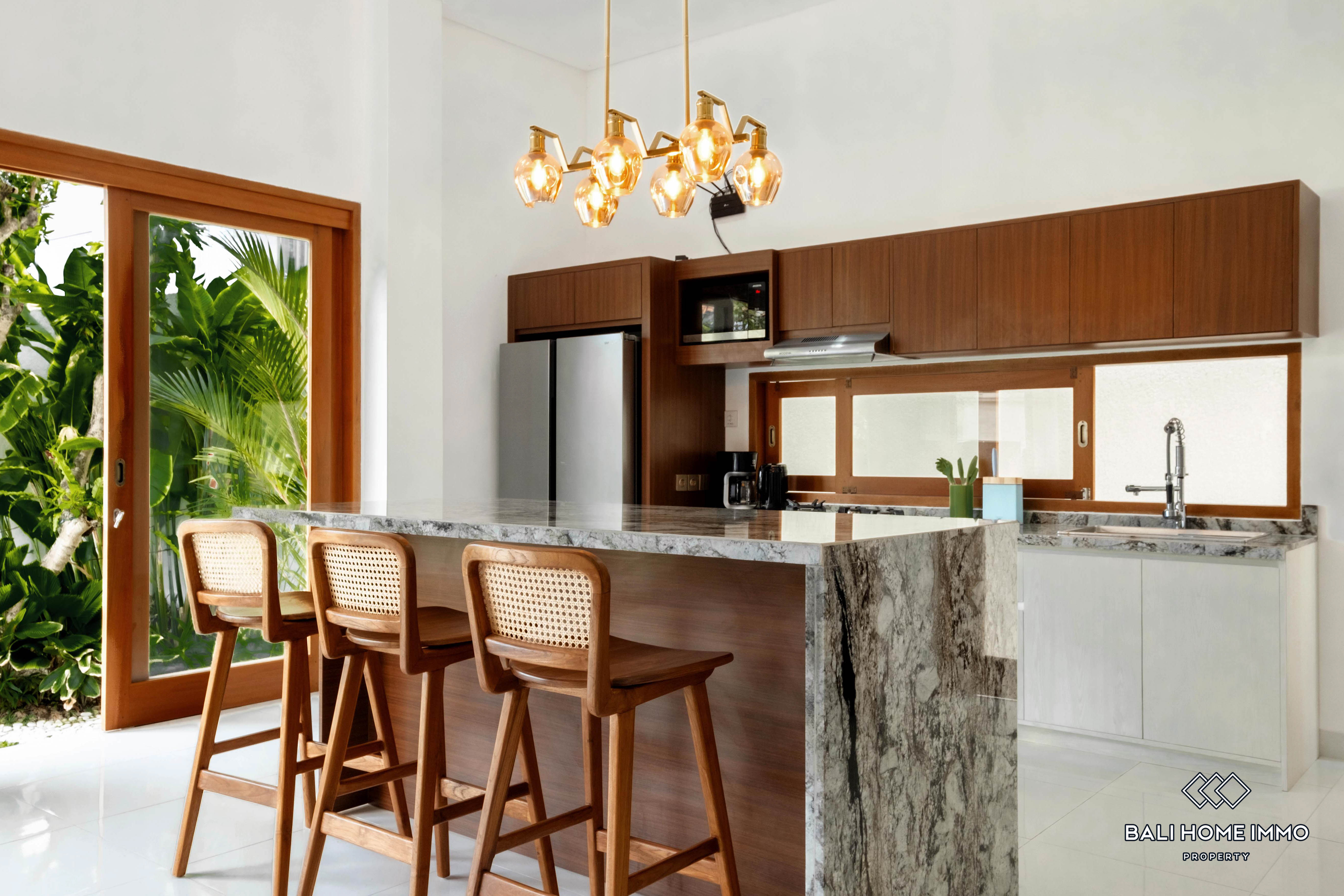 Stunning 6 Bedroom Villa for Rent in Bali Petitenget — image 8