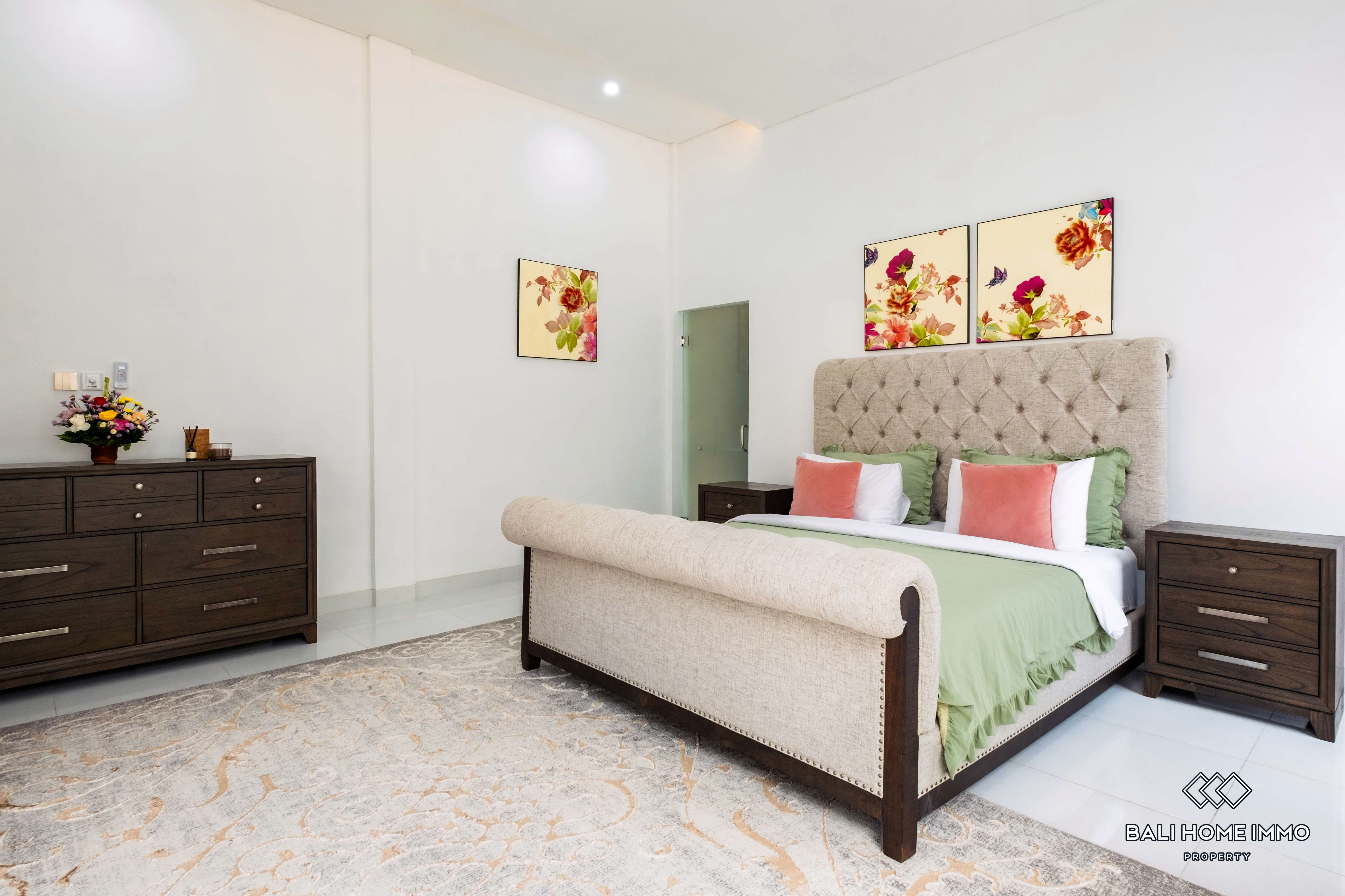 Stunning 6 Bedroom Villa for Rent in Bali Petitenget — image 11