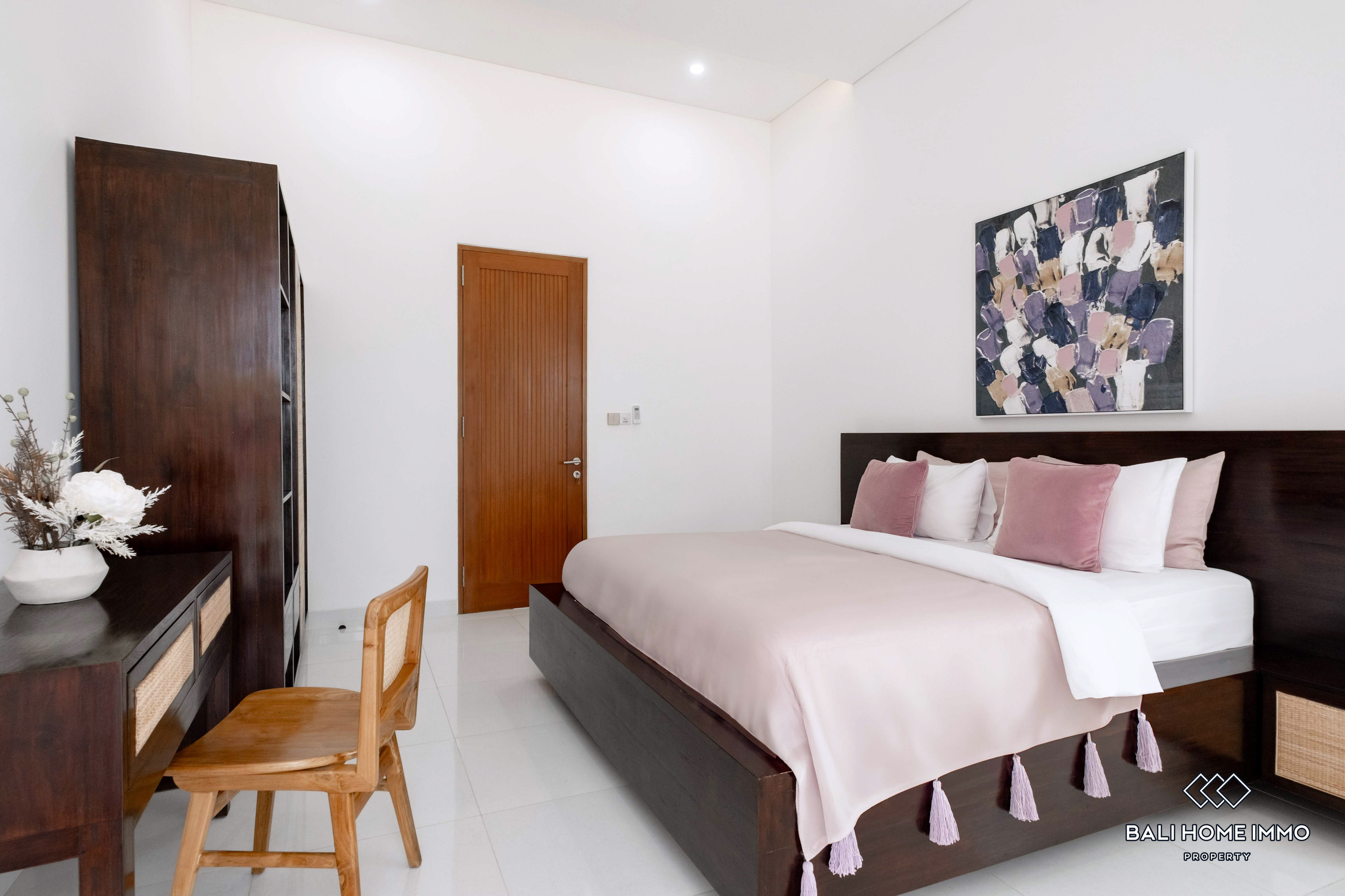 Stunning 6 Bedroom Villa for Rent in Bali Petitenget — image 14